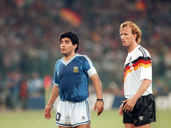 Andreas Brehme im WM-Finale mit Diego Maradona.