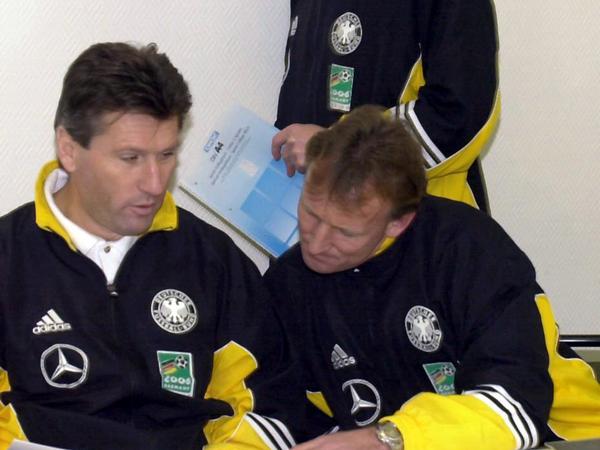 Manfred Kaltz und Andreas Brehme in der Sportschule Hennef beim Sonderlehrgang.