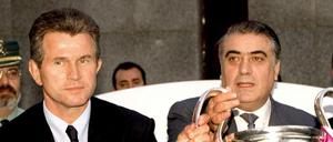 Schon bei der Ankunft in Madrid guckt Jupp Heynckes nicht gerade enthusiastisch. Sieben Tage später entlässt ihn Reals Präsident Lorenzo Sanz (rechts). 