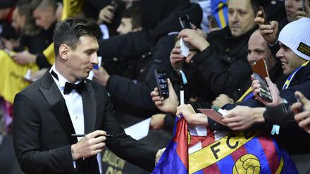 Immer begehrt. Lionel Messi schreibt vor der Weltfußballerwahl in Zürich fleißig Autogramme. Später gewann er die individuelle Auszeichnung zum fünften Mal. 