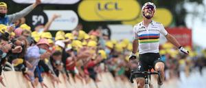 Tauscht Regenbogentrikot gegen Gelb: Julian Alaphilippe ist der erste Gesamtführende der 108. Tour de France.