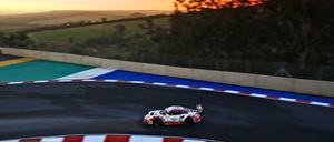 Kurve um Kurve. Bei den „Neun Stunden von Kyalami“ siegte der Porsche 911 des „Frikadelli Racing Teams“.
