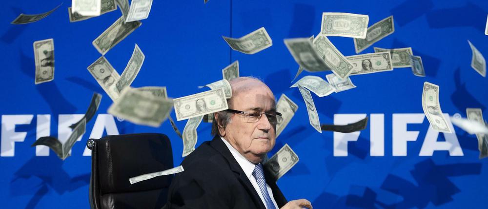 Ungewollter Geldregen. Joseph Blatter wird von einem Komiker mit Dollarnoten beworfen.