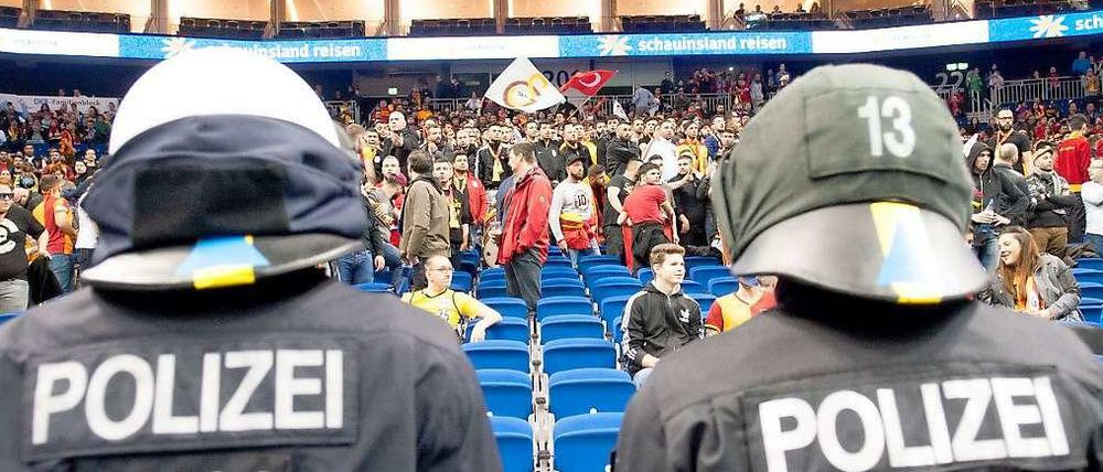 Behelmte Polizei beim Basketball - das sieht man, zumindest in Deutschland, auch nicht alle Tage. Bei Alba Berlin gegen Galatasaray Istanbul war es soweit.