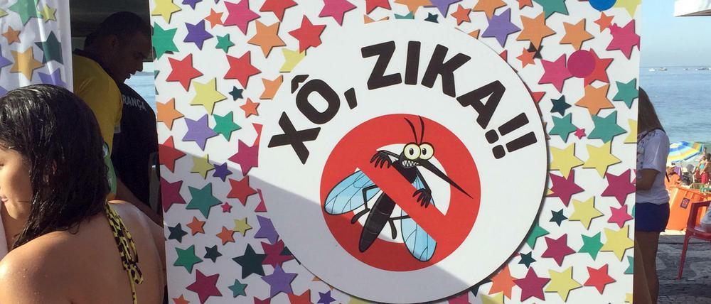 Anti-Zika-Kampagne an einem Strand in Rio de Janeiro