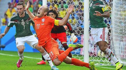 Arjen Robben beherrscht die hohe Schule der Flugkunst. Wie hier im Achtelfinale der WM 2014 gegen Mexiko.