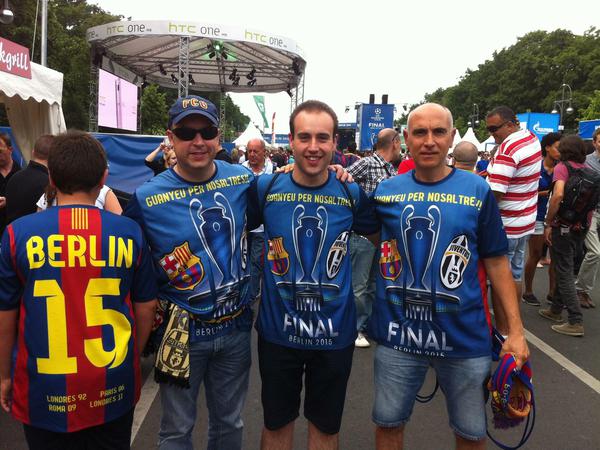 Bernat (l.), Guillem und Miguel mit ihren selbstgemachten Shirts.