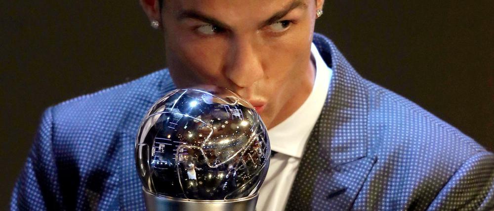 Ein Kuss für den Pokal: Cristiano Ronaldo bei der Gala in London.