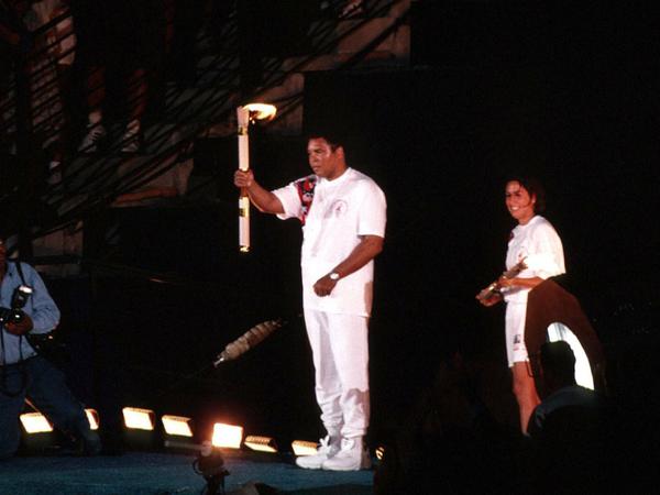 Aus dem Nichts zurück. Muhammad Ali entzündet 1996 in Atlanta das Olympische Feuer.