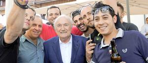 Selfiebewusst: Noch-Präsident Joseph Blatter (M.) posiert mit Bauarbeitern des Fifa-Museums.