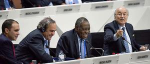 Issa Hayatou, links neben Sepp Blatter, steht dem Afrikanischen Fußballverband CAF vor. Sein Verband stand in Treue fest hinter Blatter, im Gegensatz zur Uefa. Michel Platini hatte Blatter zuvor gesagt, dass die Europäer ihn nicht mehr wählen würden. 