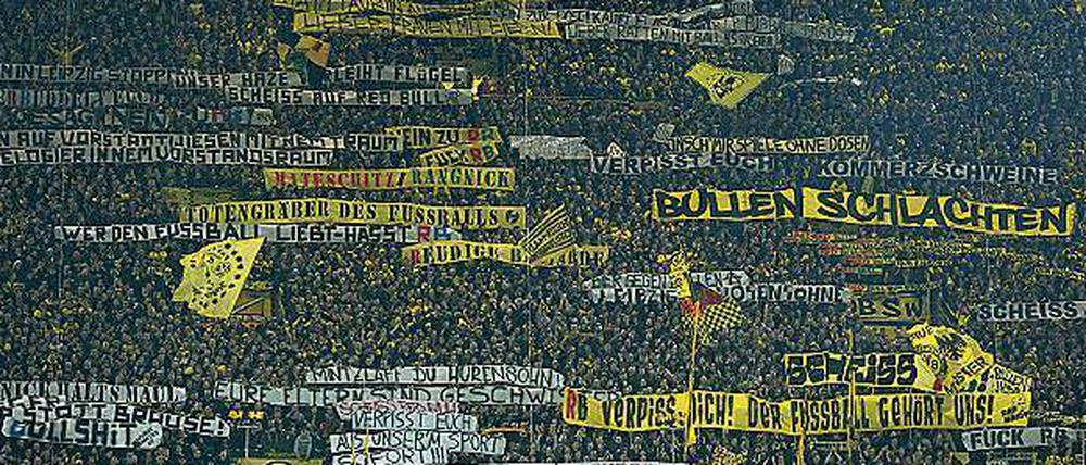 Blamable Banner. Solche Bilder soll es beim BVB nicht mehr geben. Foto: Fassbender/dpa