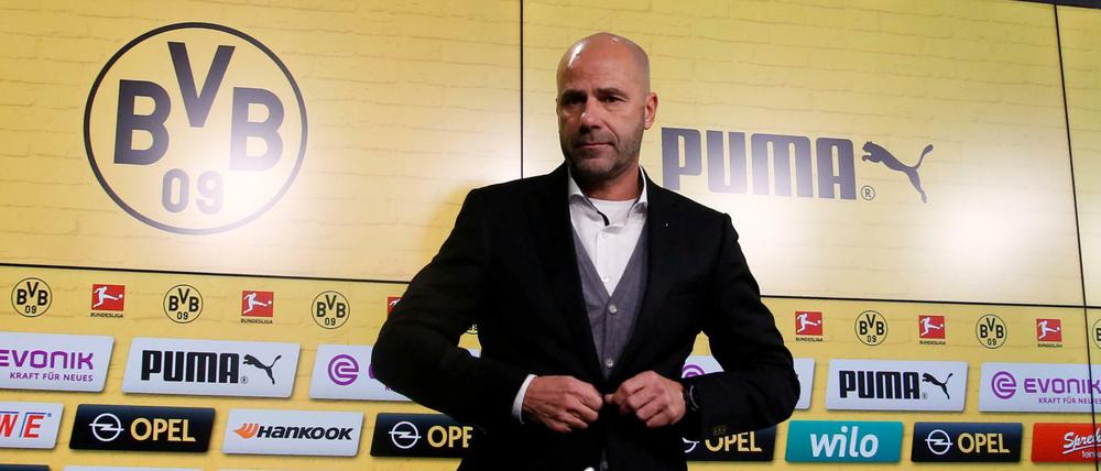 Peter Bosz bleibt vorerst Trainer bei Borussia Dortmund.