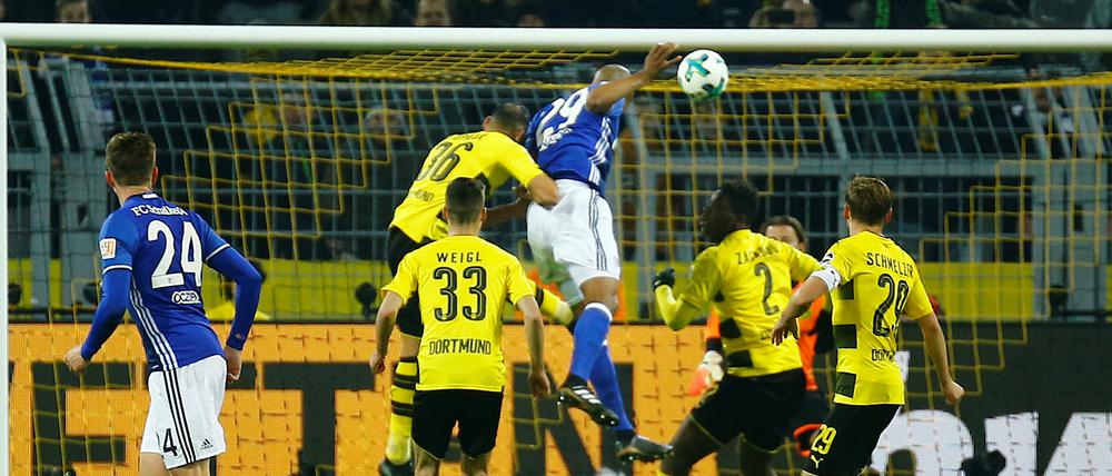 Da ist das Ding. Naldo köpft in der Nachspielzeit das 4:4 für den FC Schalke 04 gegen Borussia Dortmund.