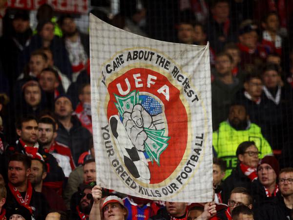 Fans protestieren gegen die Uefa, so geschehen am Dienstag beim Bayern-Spiel in Manchester.