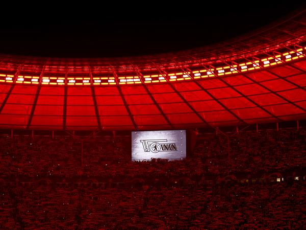 Volles Haus im heute roten Olympiastadion. Union hofft auf eine Überraschung gegen Real Madrid. 