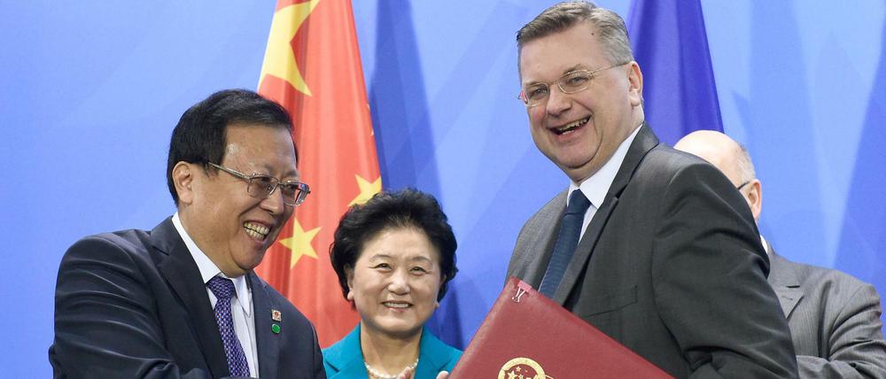 Noch lacht er. DFB-Präsident Reinhard Grindel (rechts) vereinbarte 2016 mit Chinas stellvertretendem Bildungsminister Hao Ping (links) und Vize-Premierministerin Liu Yandong eine Zusammenarbeit im Schul- und Universitätsfußballs.