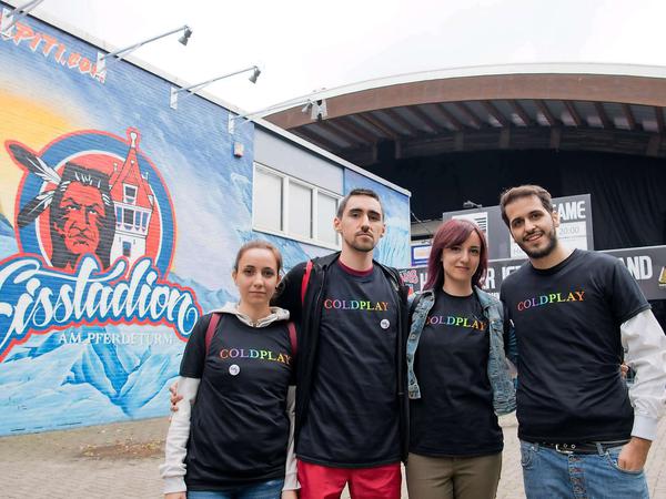 Wo seid ihr? Die Coldplay-Fans und Statisten Anna (l-r), Tommasa, Stella und Luigi aus Italien stehen am 30.06.2016 enttäuscht nach den Dreharbeiten für ein Video von Coldplay vor dem Eisstadion in Hannover. 