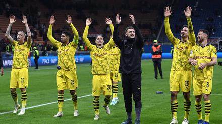Die Dortmunder Spieler ließen sich am Dienstagabend nach dem 3:1 in Mailand von ihren Fans feiern.