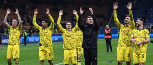 Die Dortmunder Spieler ließen sich am Dienstagabend nach dem 3:1 in Mailand von ihren Fans feiern.