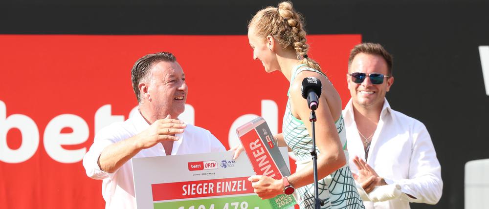 Edwin Weindorfer überreichte am Sonntag den Siegercheck an die Tschechin Petra Kvitova.