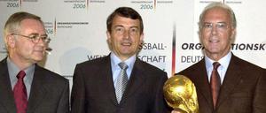Horst R. Schmidt, Wolfgang Niersbach und Franz Beckenbauer (v. l.) droht nun auch von der Fifa Ungemach.