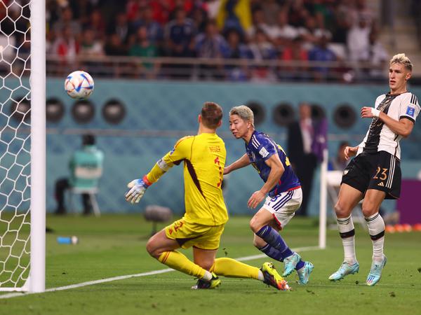 Der Japaner Takuma Asano erzielt den Siegtreffer in der WM-Partie gegen Deutschland.