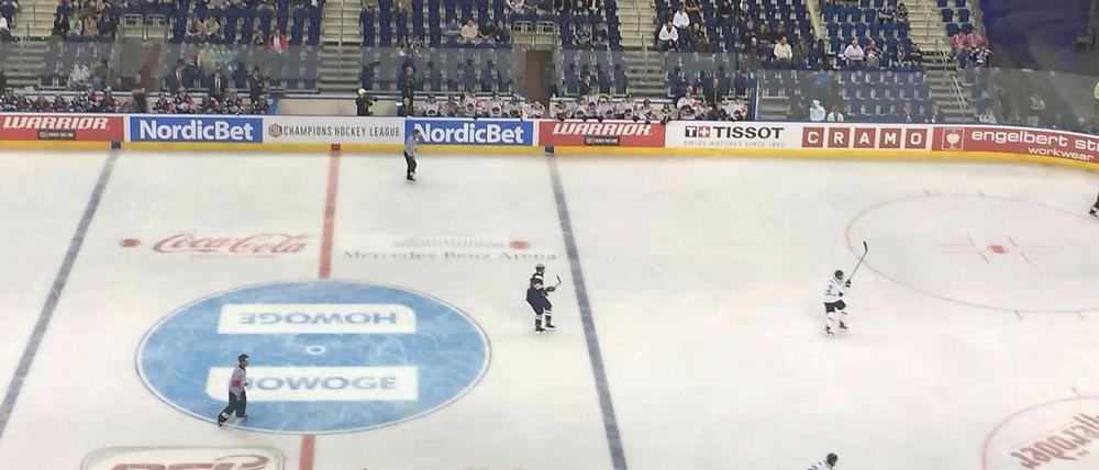 Eiskalt erfrischt: Die Eisbären siegten am Dienstag gegen die Stavanger Oilers - und kaum einer sah zu.