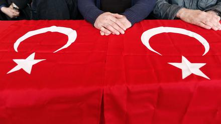 Angehörige von Opfern des Anschlags in Ankara. Auch der Vater von Umut Bulut, Spieler von Galatasaray Istanbul, starb bei dem Terrorakt. 
