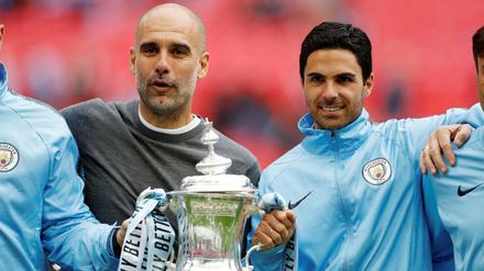 Champions. Zusammen mit Chefcoach Pep Guardiola (r.) holte Mikel Arteta auch den FA-Cup zu Manchester City. denpose with the trophy as they celebrates after winning the FA Cup Action Images via Reuters/