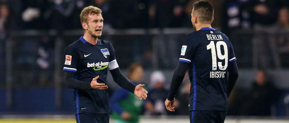 Wachwechsel. Fabian Lustenberger (links) ist bei Hertha BSC als Kapitän abgesetzt worden. Jetzt darf sich Vedad Ibisevic versuchen. 