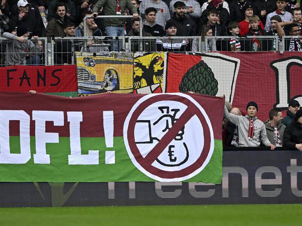 Auch in Augsburg hatten die Fans klare Botschaften an die DFL.