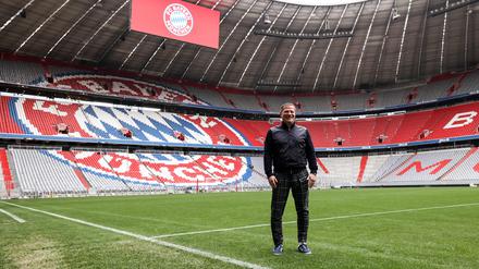 Max Eberl an neuer Wirkungsstätte im Stadion von Bayern München.
