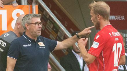 Der Trainer und sein Stürmer. Urs Fischer (l.) gibt Sebastian Andersson Anweisungen.