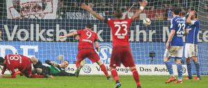 Da ist das Ding. Bayerns Martinez (l.) hat soeben das vorentscheidende 2:1 für die Münchner beim FC Schalke 04 erzielt. 