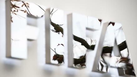 Die Fifa befindet sich in ihrer schlimmsten Krise. Nun wurden Fifa-Gelder in Höhe von 80 Millionen Dollar auf Schweizer Konten gesperrt.