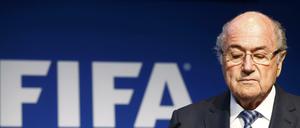 Fifa-Präsident Sepp Blatter steht auch nach seiner Rücktrittsankündigung in der Kritik. 