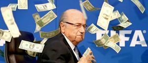 Auftritt eines Komikers. Joseph Blatter musste nur zu Beginn des Fifa-Kongress Häme über sich ergehen lassen, als der Brite den Präsidenten des Fußball Welt-Verbandes mit Geldscheinen bewarf.