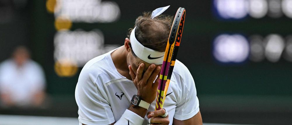 Auf diesem Archivfoto schlägt Rafael Nadal enttäuscht die Hände vor dem Gesicht zusammen.