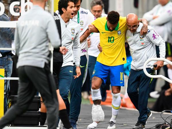 Nationale Katastrophe. Neymar humpelt vom Platz.