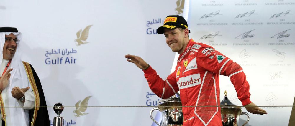 Siegestanz: Sebastian Vettel jubelt auf dem Podium in Bahrain. 