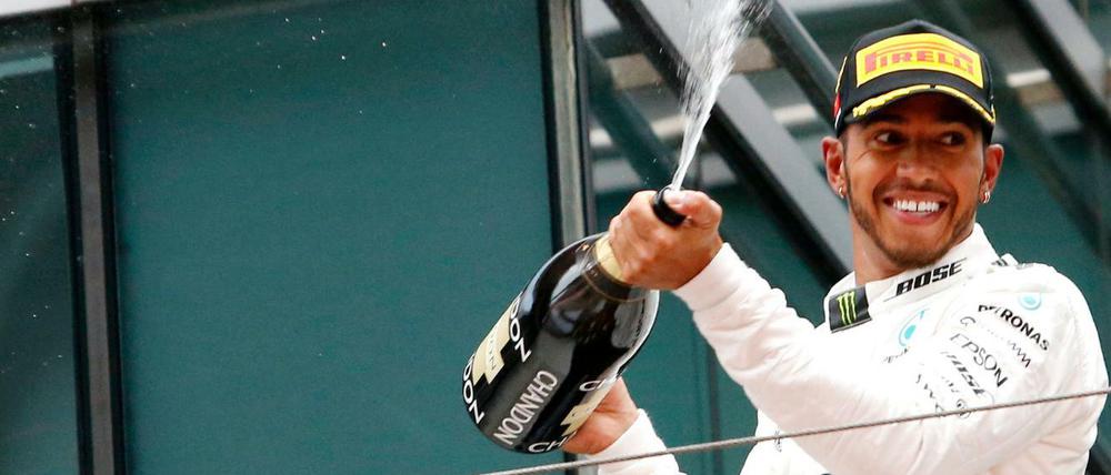 Der britische Mercedes-Pilot Lewis Hamilton jubelt nach seinem Sieg.