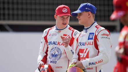 Nikita Masepin (l.) ist seinen Job beim Rennstall Haas los. Er ist somit auch nicht mehr Teamkollege von Mick Schumacher.