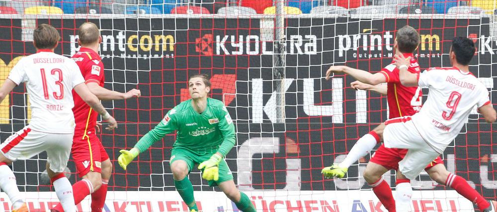 Der Düsseldorfer Özkan Yildirim (r.) erzielt den 2:2 Ausgleich in der Nachspielzeit. Union-Torwart Daniel Mesenhöler ist machtlos.