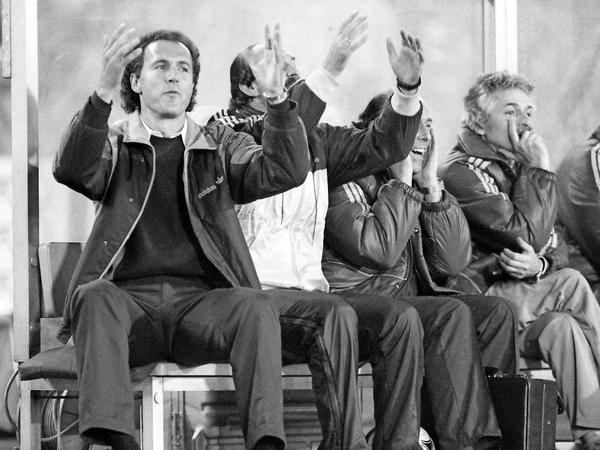 Enthusiasmus sieht anders aus. Franz Beckenbauer war von seinem Debüt als Teamchef nicht besonders erbaut. 