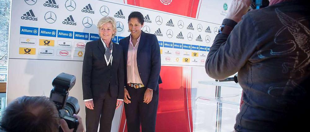 Alt und neu. Fußball-Bundestrainerin Silvia Neid (li.) und ihre designierte Nachfolgerin Steffi Jones am Montag in der DFB-Zentrale.