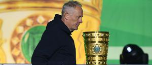Freiburg-Trainer Christian Streich muss nach der Niederlage auf der Siegerehrung am DFB-Pokal vorbeilaufen.