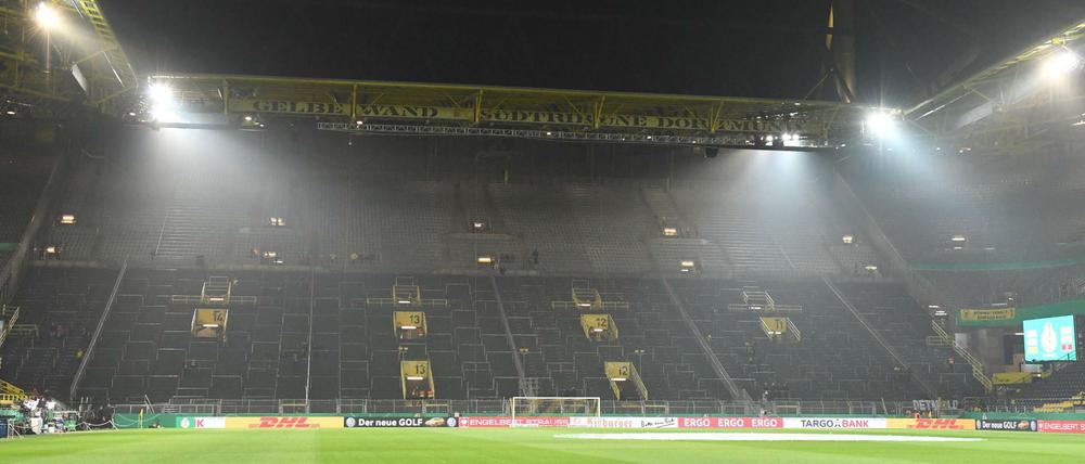 Die Südtribüne in Dortmund ohne Fans.