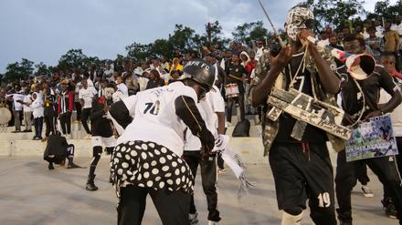Ruandas Fußballfans bitten zum Tanz – ein bisschen Voodoo ist auch dabei.
