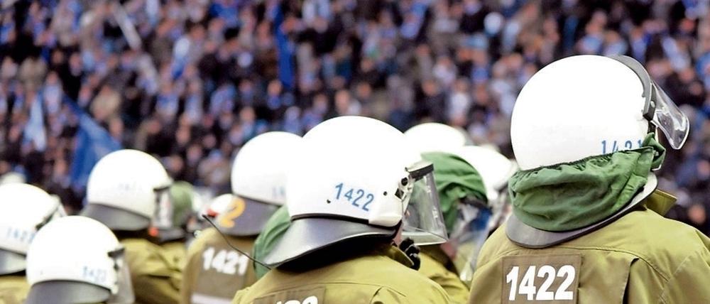 Die Tribüne im Blick: Polizisten im Berliner Olympiastadion. (Archiv)